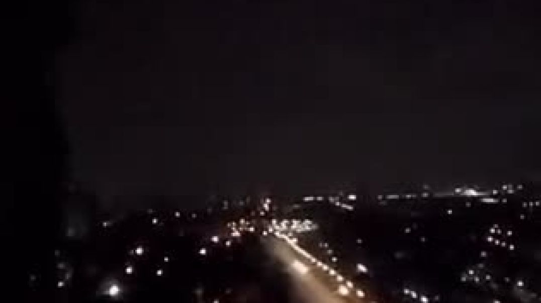 ⁣Житель Киева снял на телефон взрыв ракеты  24.02.2022