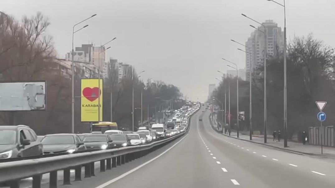 Десятки тысяч автомобилей устремились из Киева