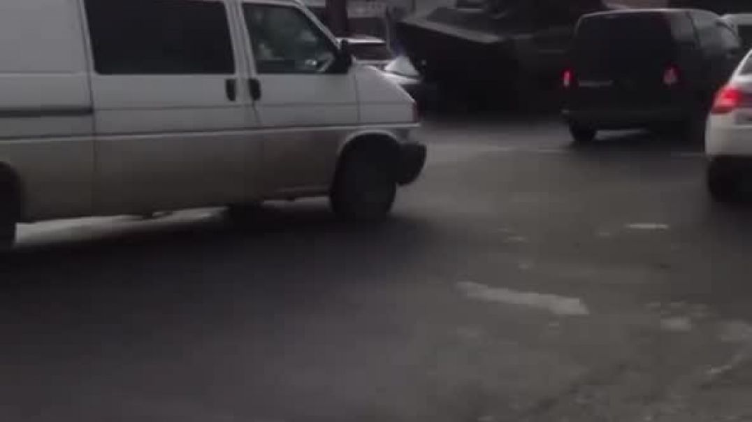 В Любомле украинские военные наезжают на гражданские автомобили
