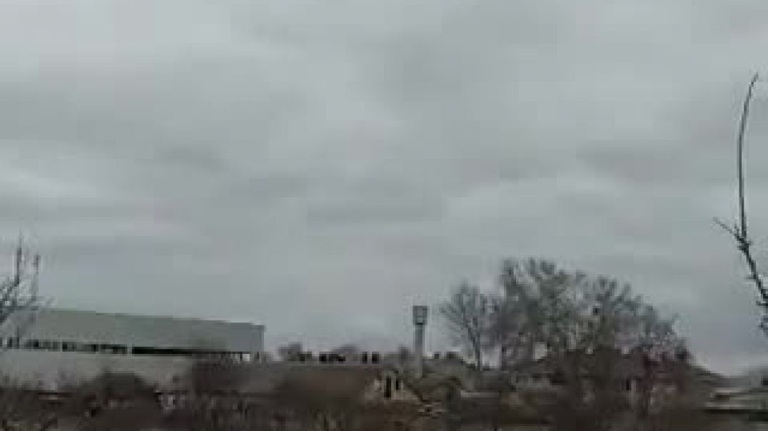 Военные вертолет летит в стороны аэропорта