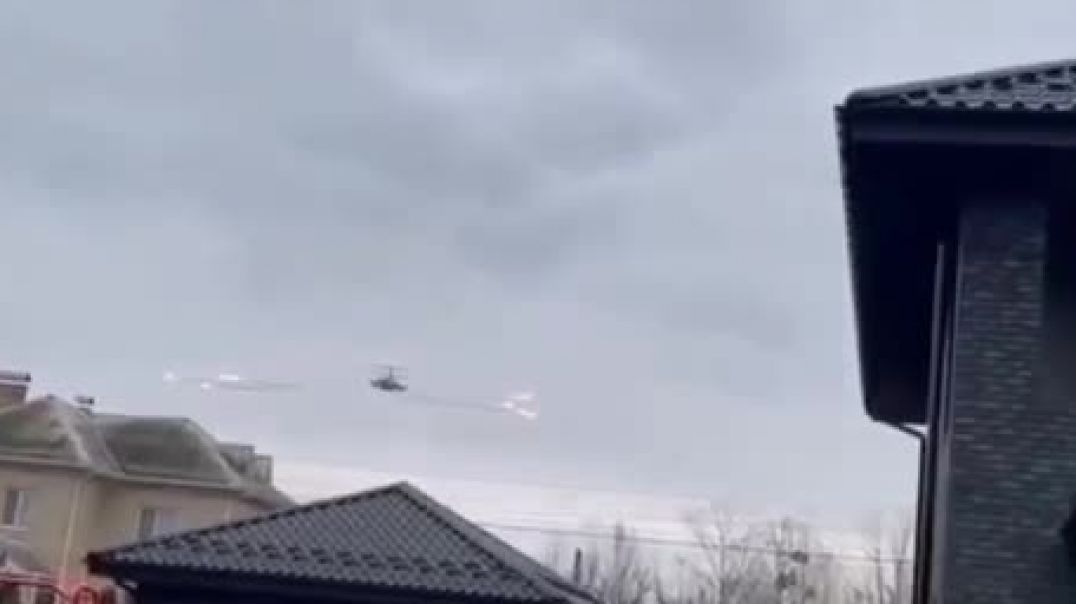 Вертолет отстреливает тепловые пушки