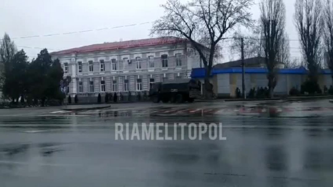 Военные возле здания СБУ в Мелитополе Запорожской области. Стрельба