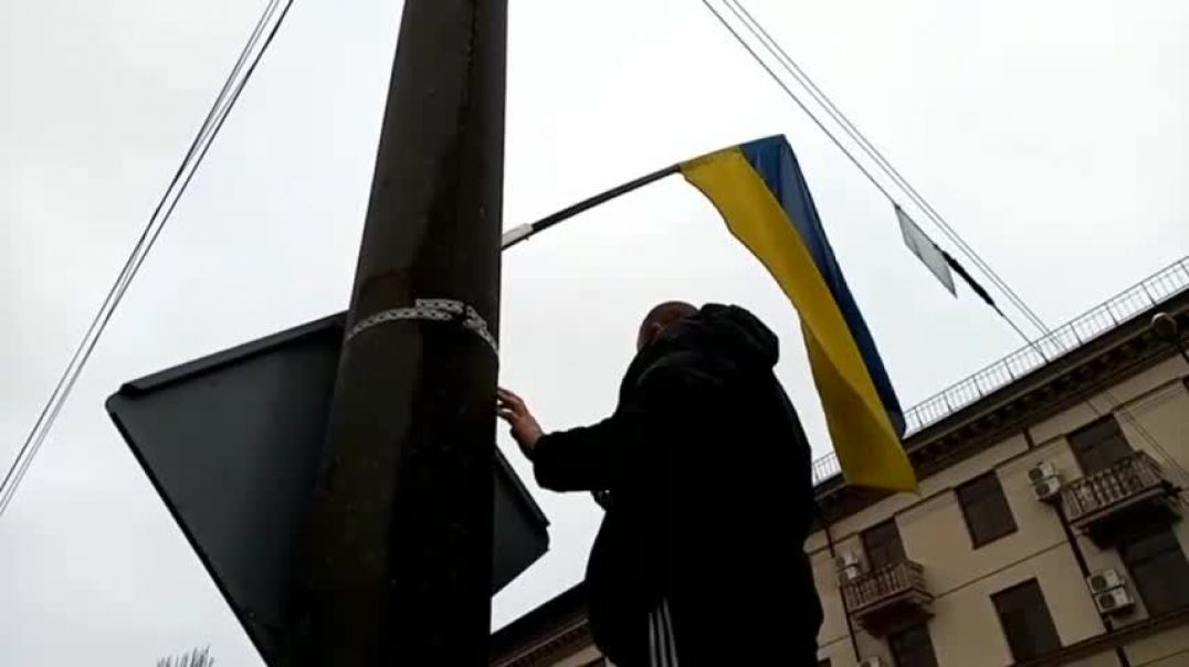 ⁣Жители Запорожья принялись снимать со столбов украинские флаги