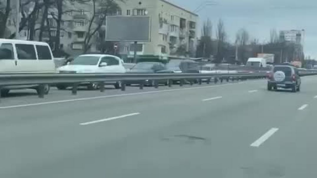 Киевляне пытаются покинуть город на личных автомобилях