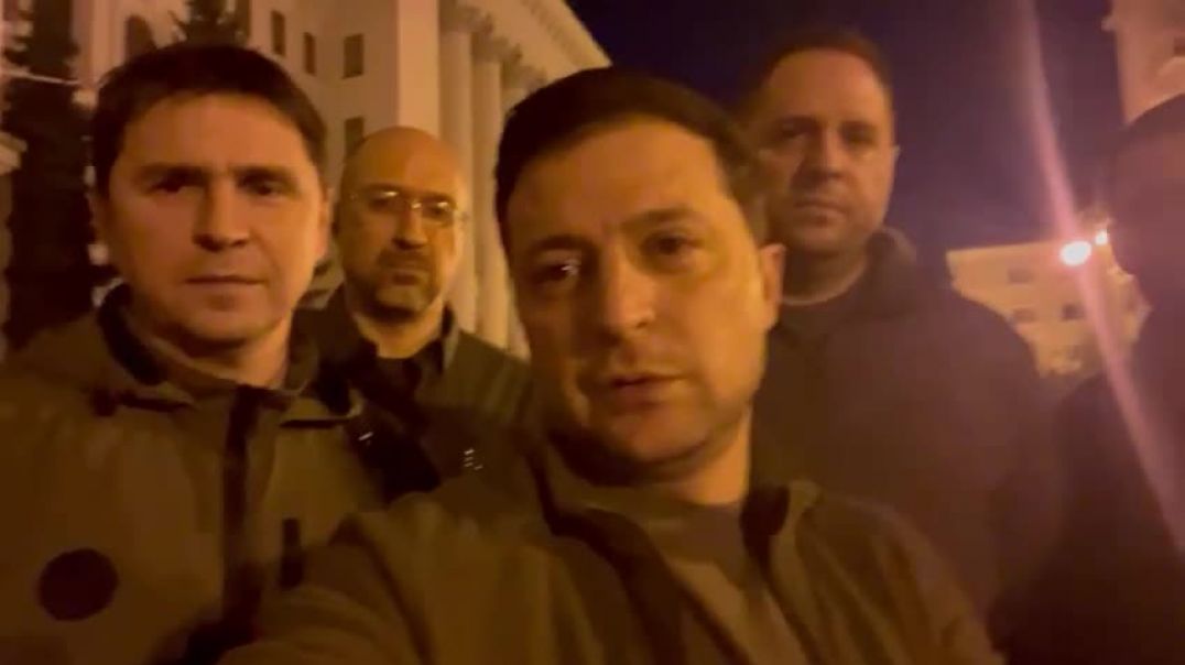 Зеленский опубликовал видео, на котором стоит со своим аппаратом на фоне офиса в Киеве