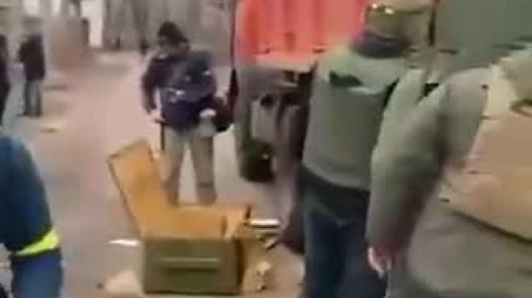 В Киеве на Оболони десяткам мужчин раздают оружие
