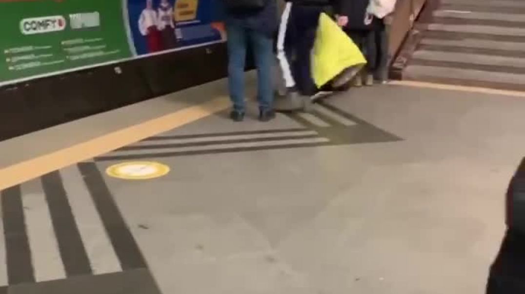 Киевляне устремились в метро чтобы переждать перестрелки, которые происходят на улицах