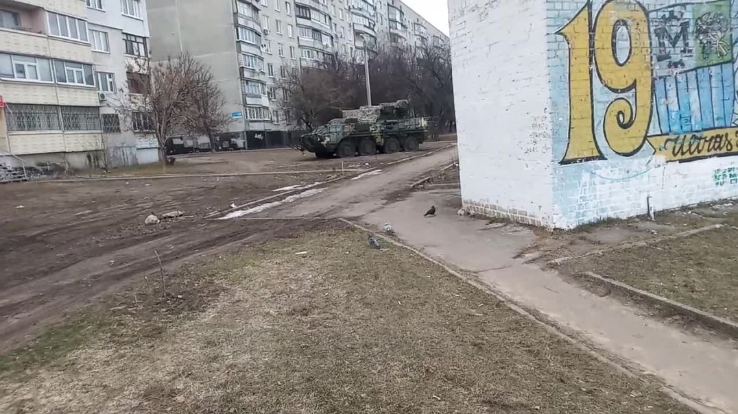 Украинская бронетехника скрывается от ударов во дворах жилых домов в Харькове