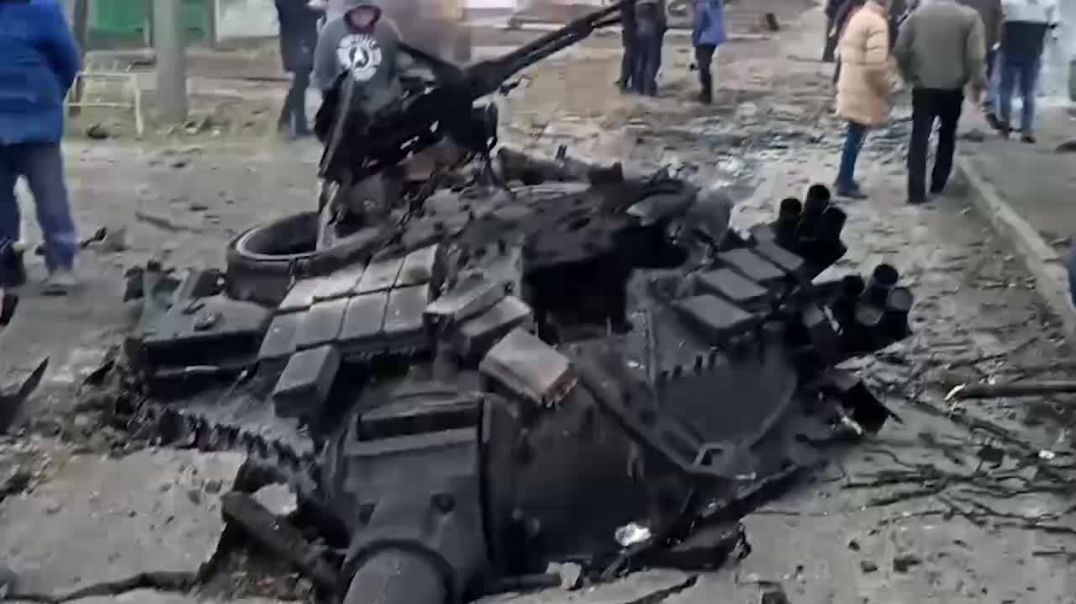 Остатки уничтоженного украинского танка в Мелитополе