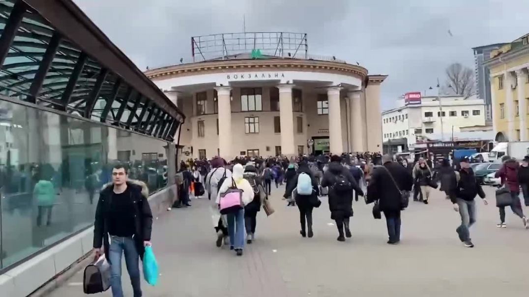 Десятки киевлян попытались попасть без билетов на поезд до Львова