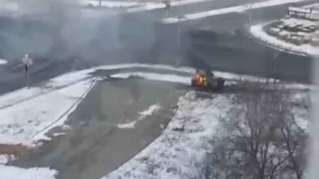 В Харькове горит броневик