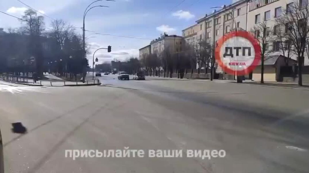 Неизвестные расстреляли две полицейские машины в центре Киева