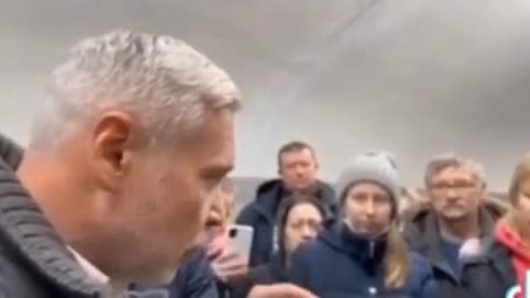 Мэр Харькова Терехов общается с жителями в метро