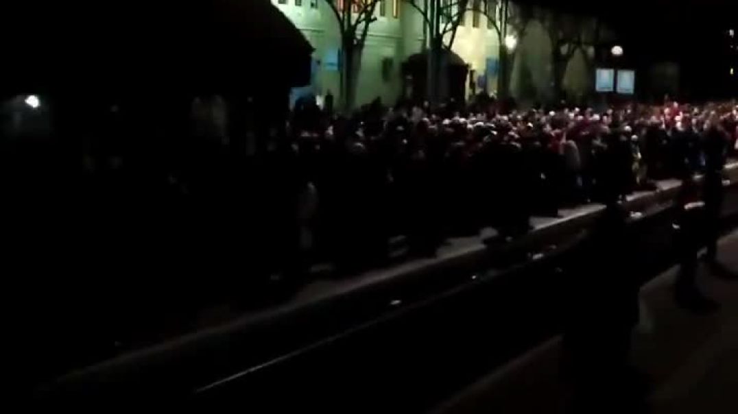 ⁣На вокзале во Львове столпотворение. Люди ждут поездов в Польшу 27.02.2022