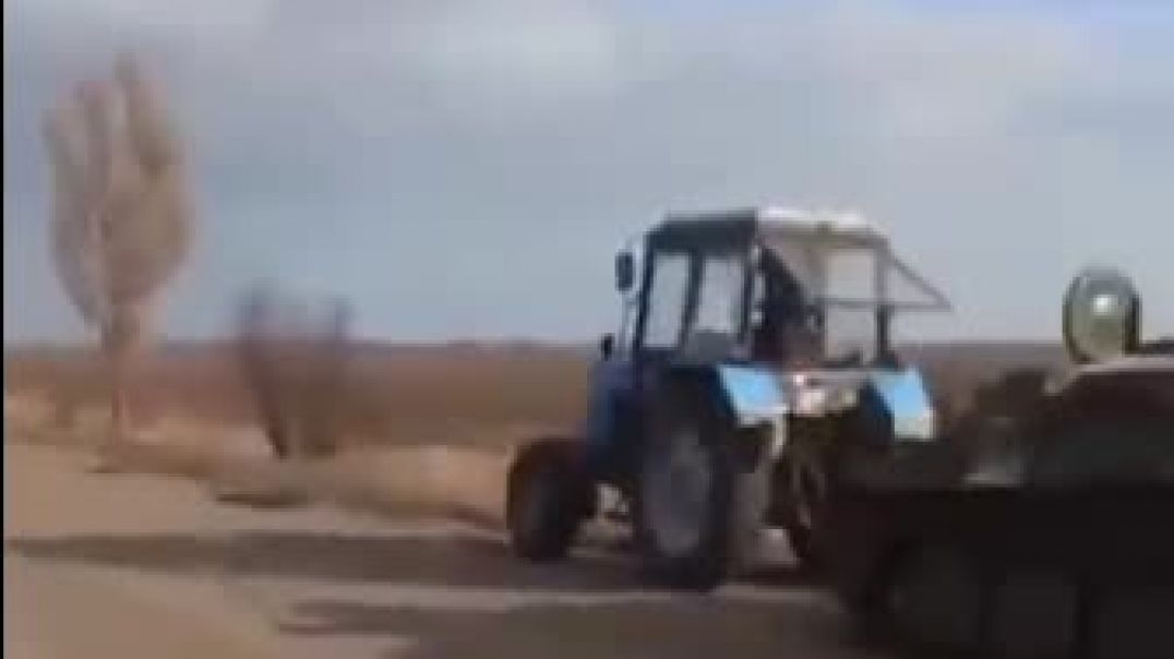 ⁣Трактор угнал бронемашину