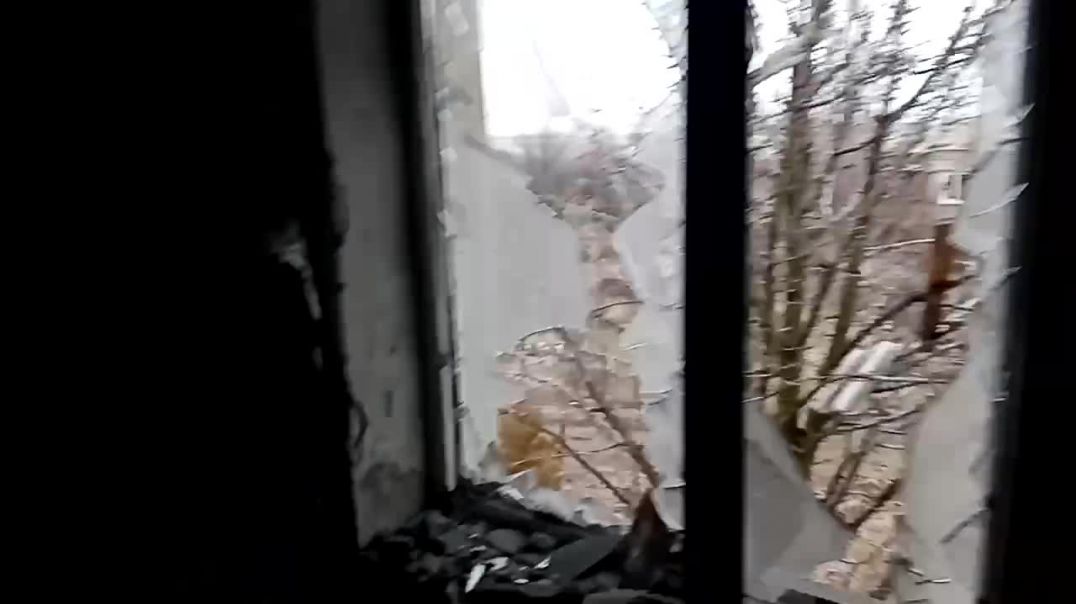Последствия удара ракеты по жилому дому в поселке Донецкий ЛНР