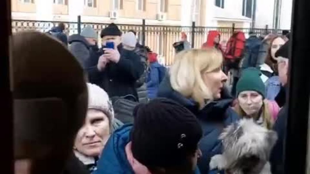 Люди пытаются прорваться в эвакуационный поезд в Украине