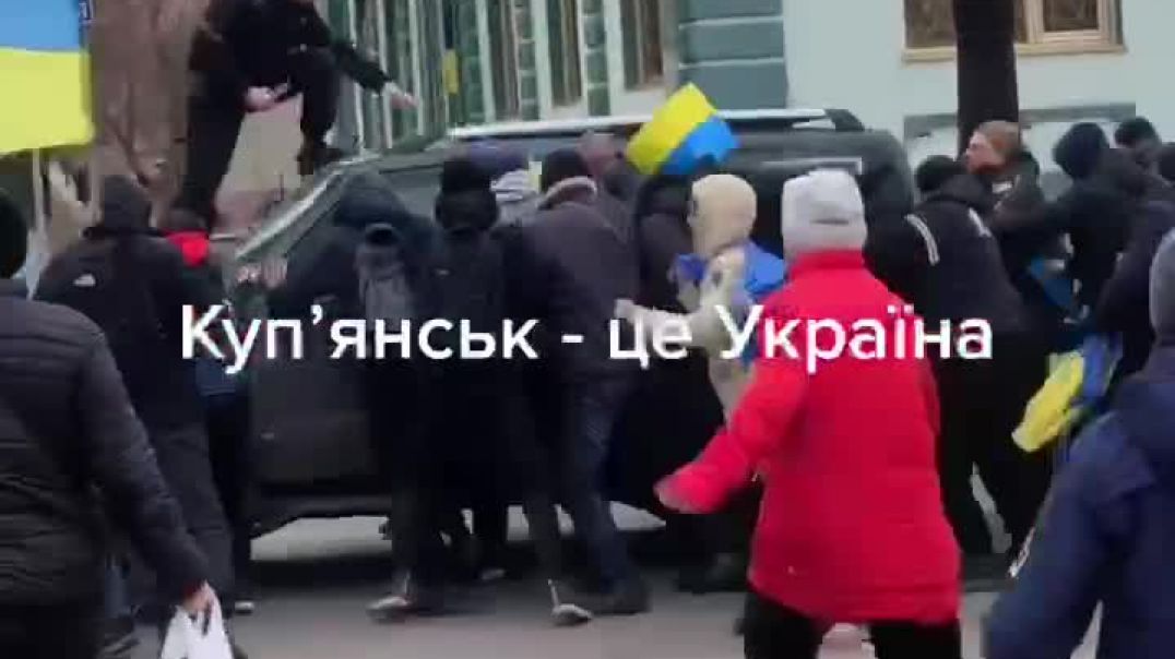 Жители Купянска прыгают на машины