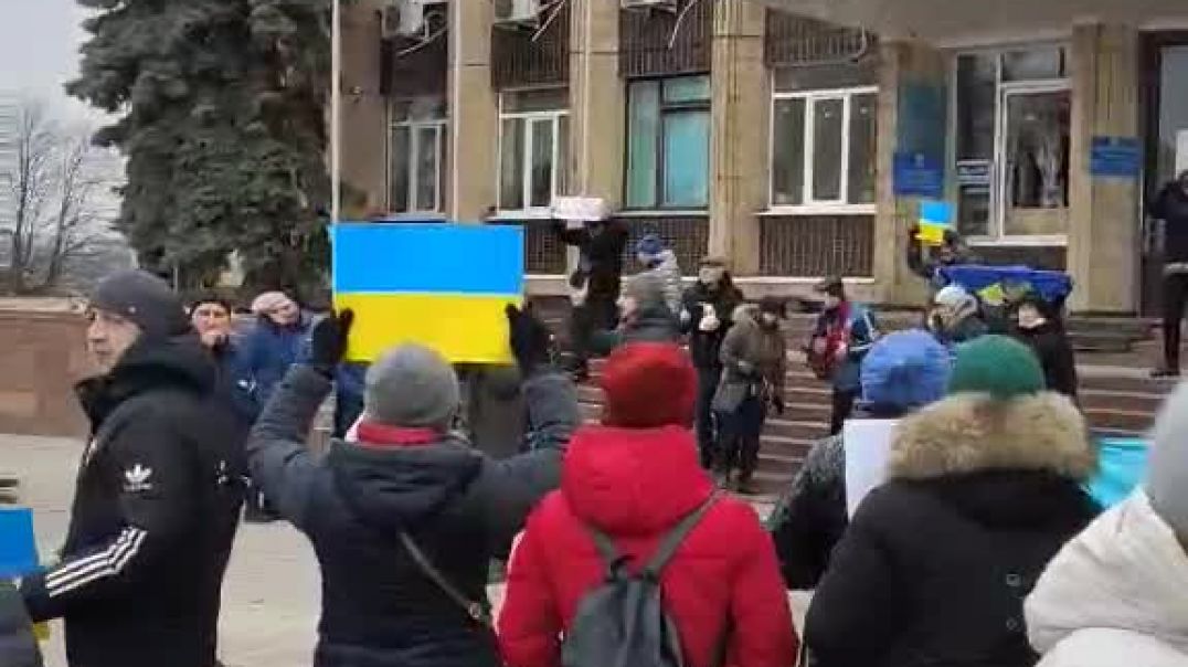 Купянск, люди поют гимн Украины у здания администрации