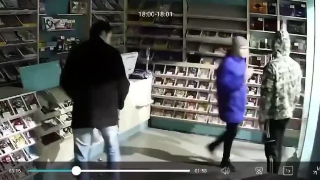 Мародеры грабят магазин в Украине