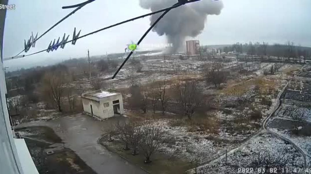 ⁣Ракета попала в пивной завод в Лисичанске. Момент взрыва запечатлела камера