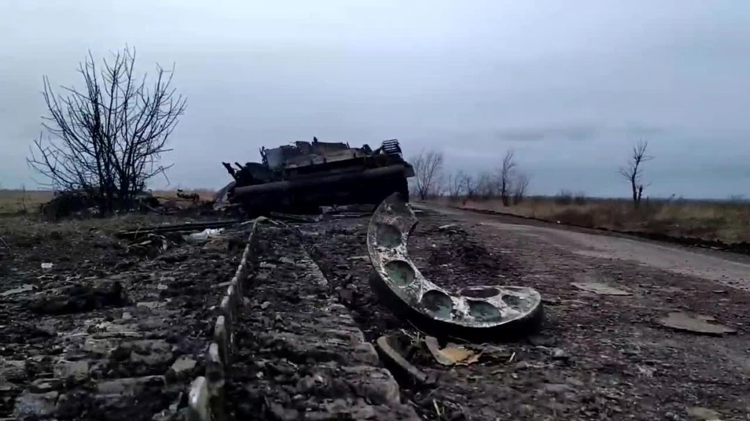 ⁣Уничтоженная украинская бронетехника и погибшие солдаты на окраине Мариуполя 02.03.2022