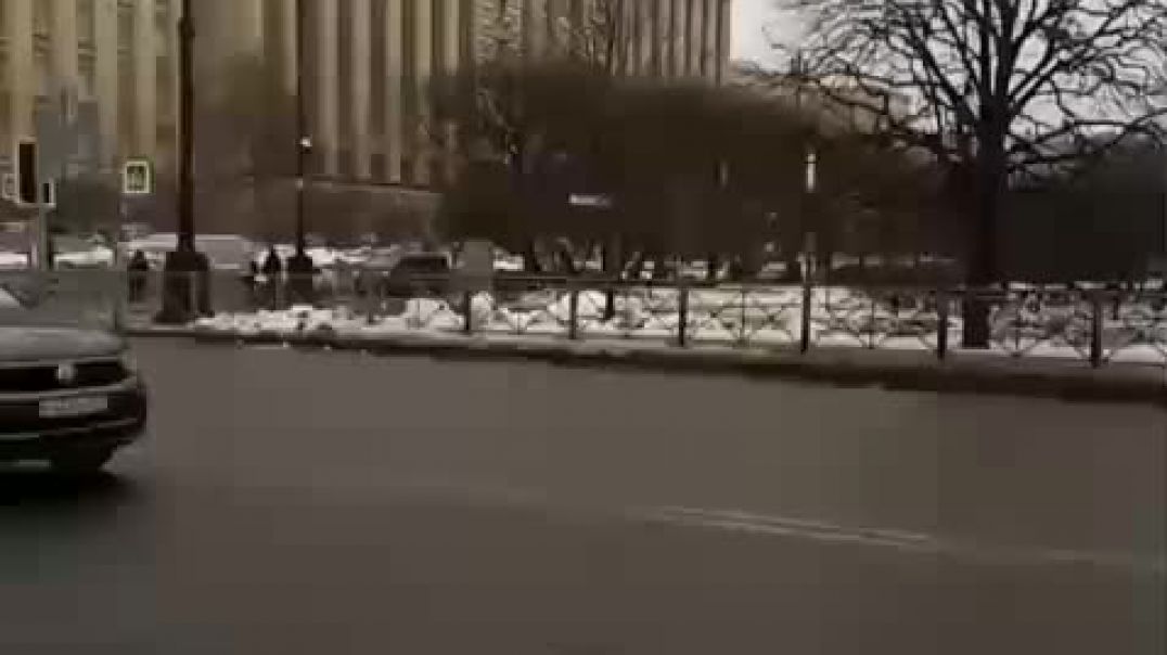 В Санкт-Петербурге проезжают машины с российским флагом