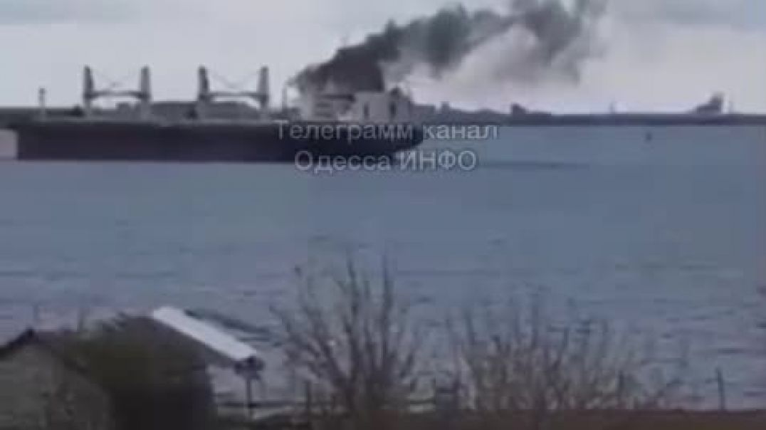 Вблизи Николаева из-за обстрела загорелось торговое судно