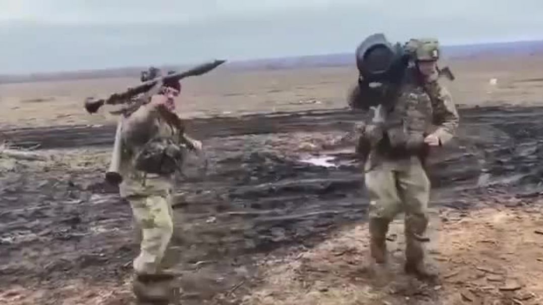 Украинские военные танцуют с оружием
