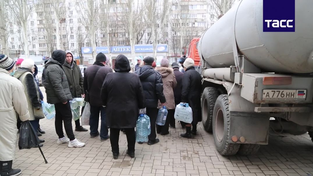 Жители ДНР стоят в очереди за питьевой водой