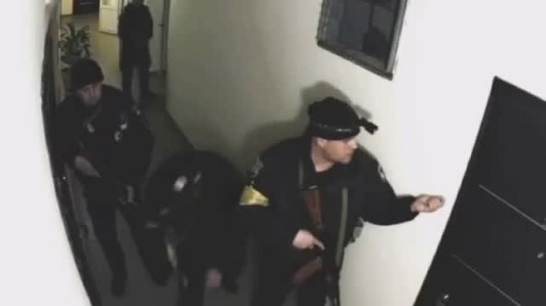 ⁣Вооруженные люди ходят по квартирам в Киеве