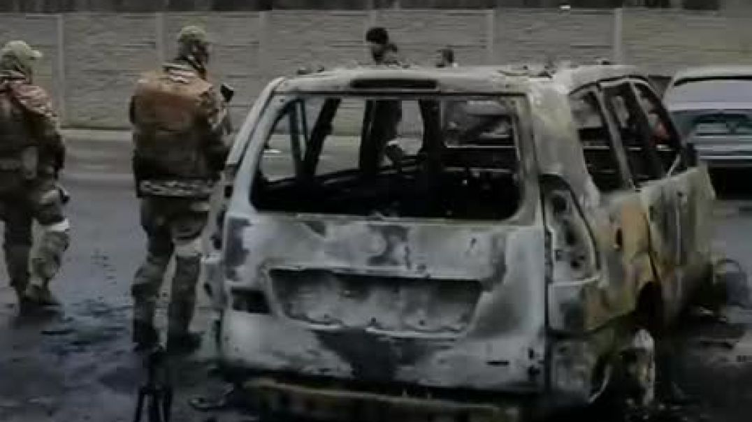 Сгоревшие машины и разрушения в Украине