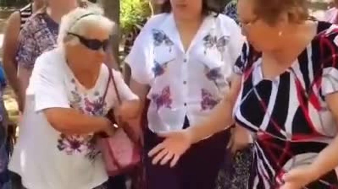 Бабушки из отряда Путина высказывают свое отношение к технике Apple