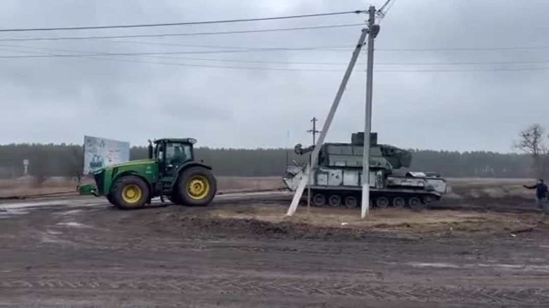 В Украине тракторы тащат ЗРК Бук