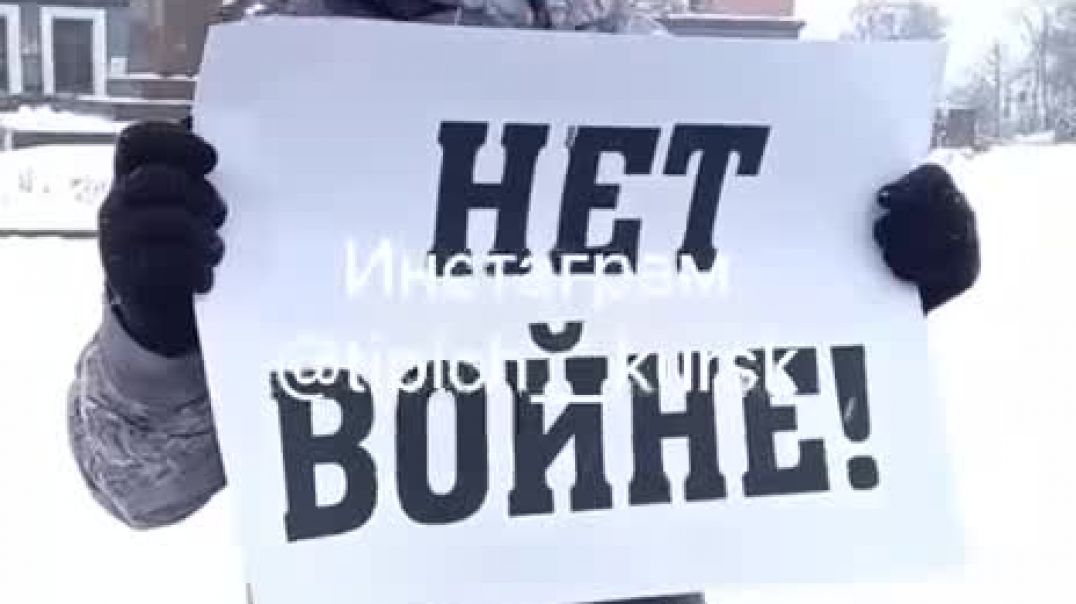 ⁣В Курске местный житель отчитал парня, стоявшего с антивоенным плакатом 05.03.2022
