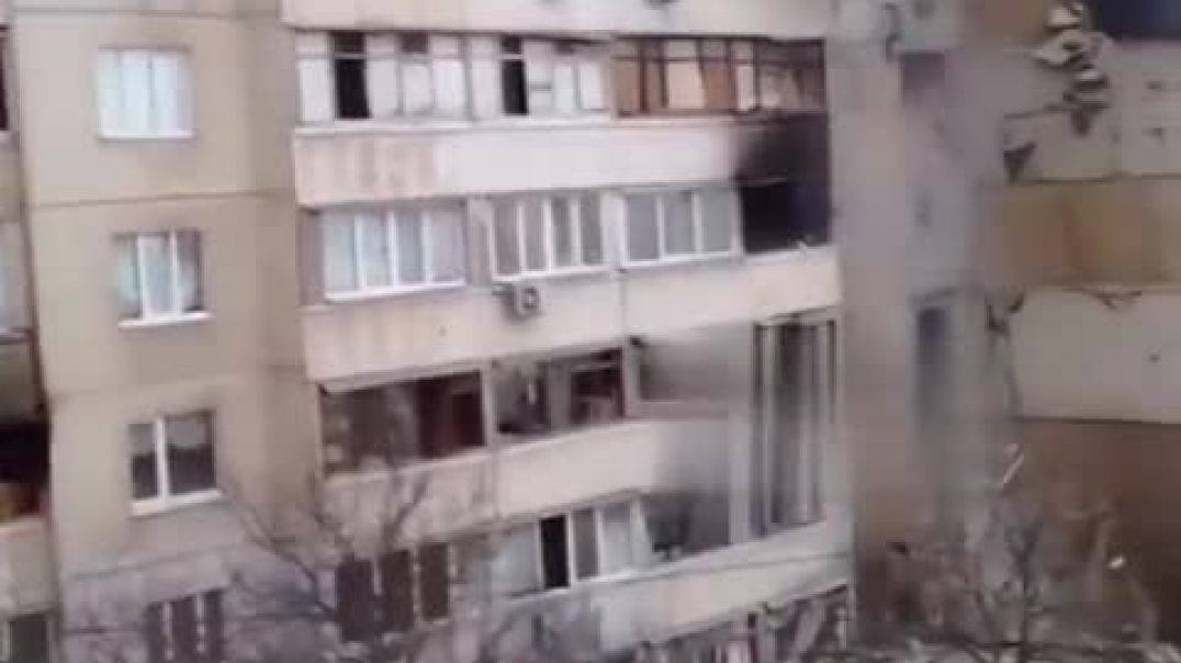 Последствия попадания снаряда в жилой дом в Харькове