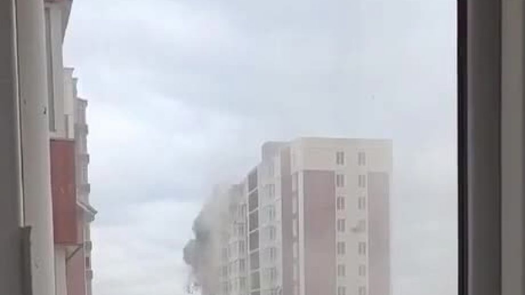 ⁣Момент попадания ракеты по дому в Ирпени Киевской области