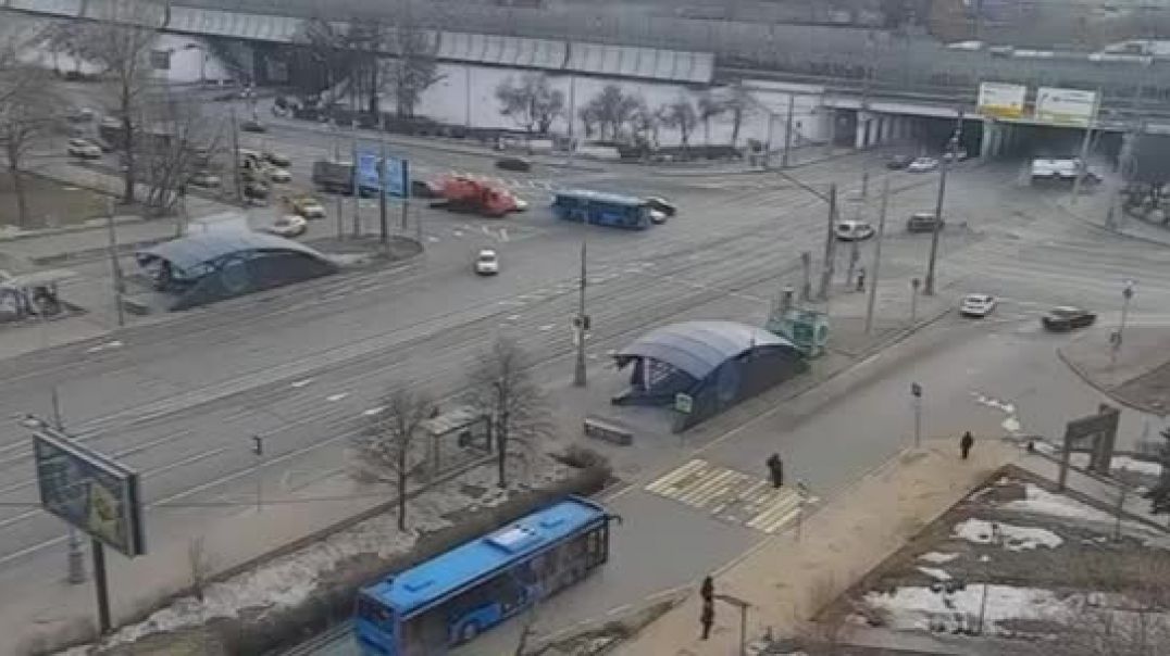 ⁣В Москве автозак, перевозивший задержанных, попал в серьезное ДТП и перевернулся