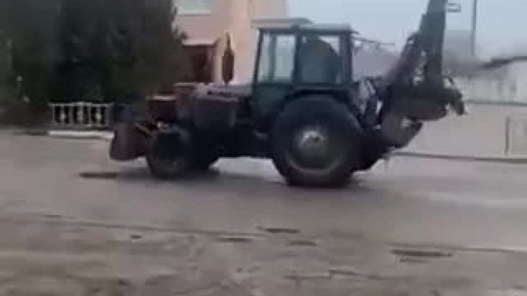 ⁣В Украине трактор везет в ковше труп