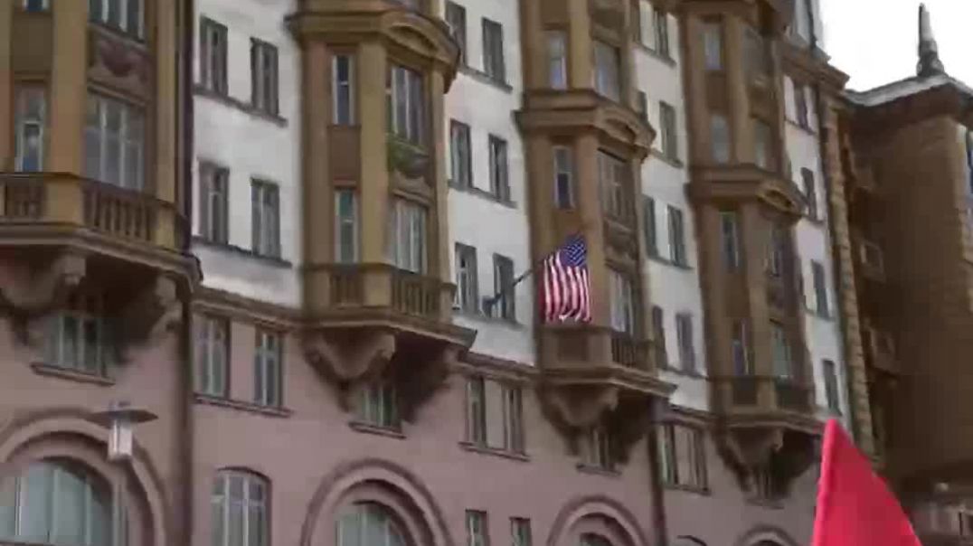 Жители Москвы у американского посольства