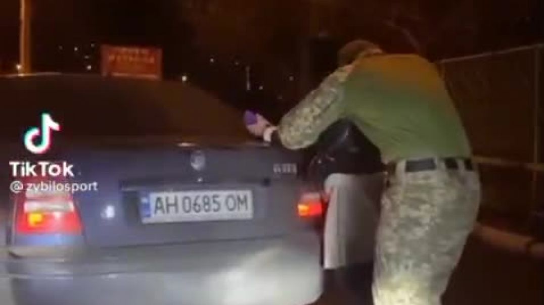 ⁣В Украине парень из теробороны тщательно досматривает девушку из машины с донецкими номерами 06.03.2022