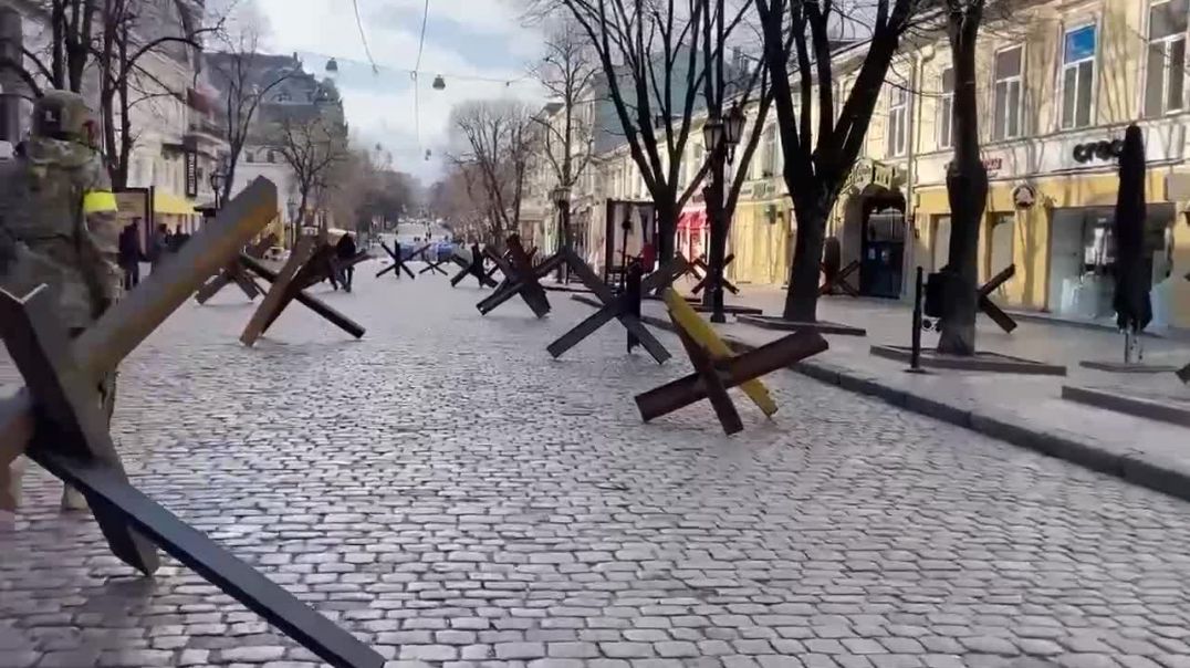 Противотанковые ежи на Дерибасовской улице в Одессе
