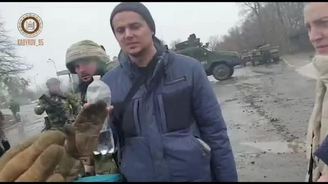 Чеченский спецназ выводит украинских мирных жителей из зоны боевых действий в безопасные места