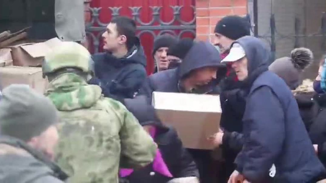 Российские военные раздают гуманитарную помощь жителям Бердянска Запорожской области