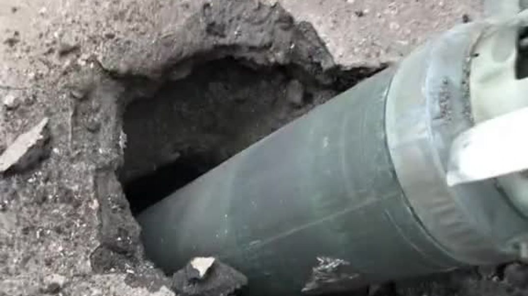 На Украине неразорвавшаяся ракета торчит в асфальте