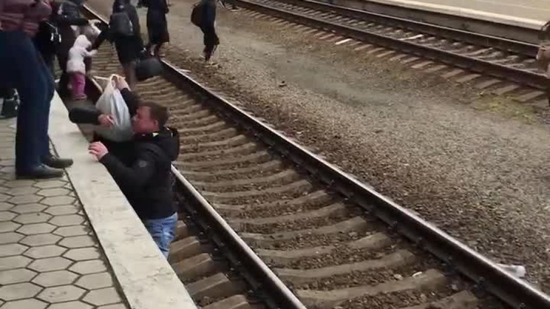 Бегущие мирные жители, штурмующие поезд для выезда из Украины