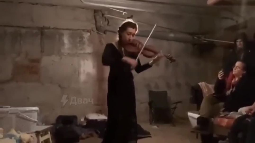 Девушка играет на скрипке в бомбоубежище