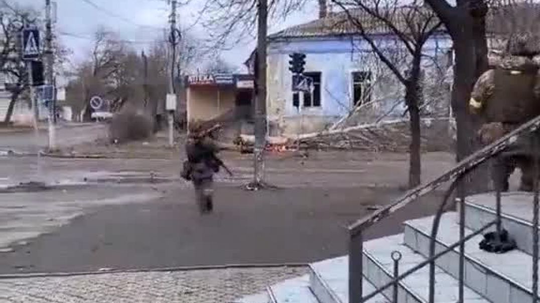 Солдат ВСУ стреляет из гранатомета в Вознесенске Николаевской области