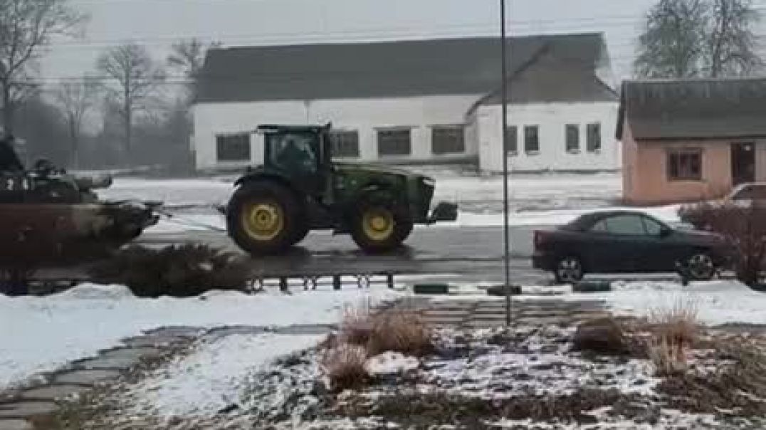Трактор на Украине буксирует танк