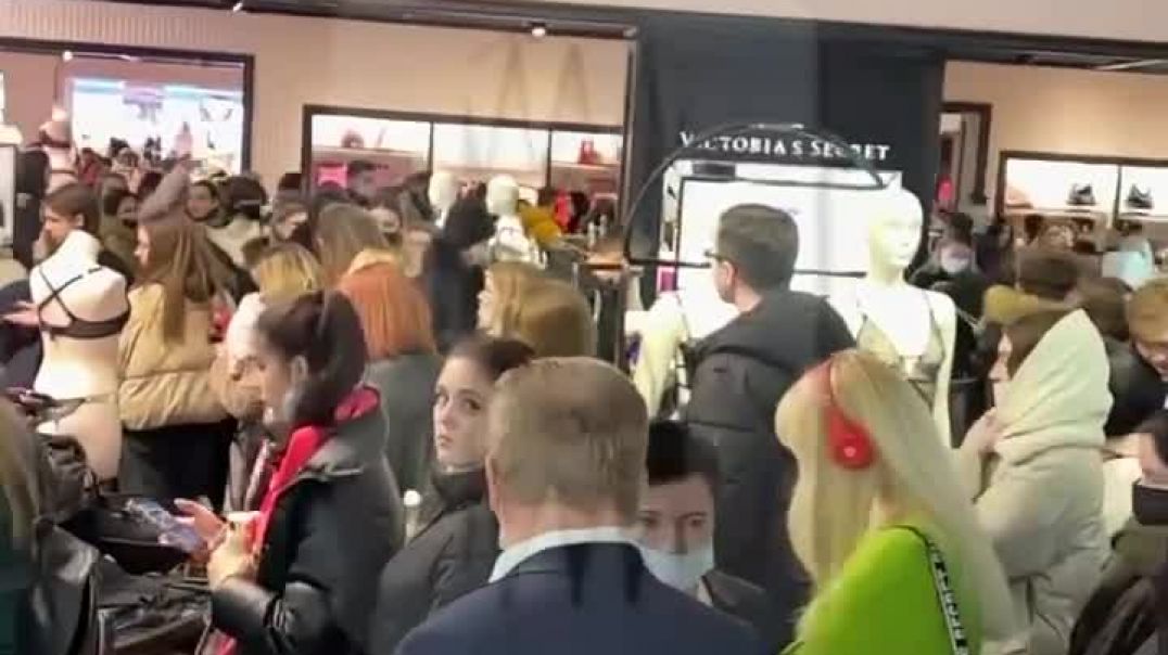 После новостей о закрытии Victoria's Secret в магазинах Москвы появились огромные очереди